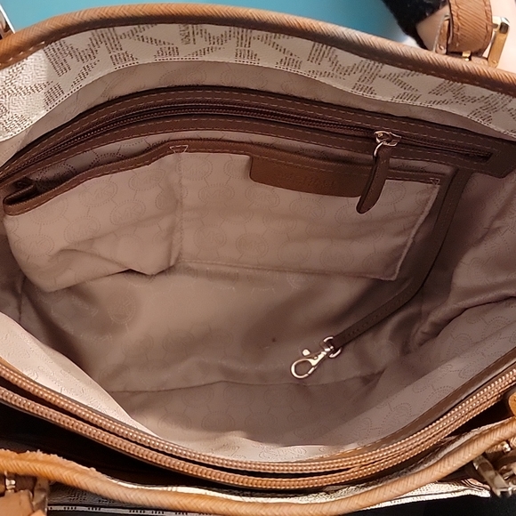 Used micheal kors purse - Picture 4 of 15